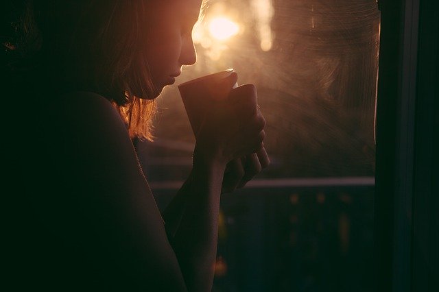 žena s šálkem kávy