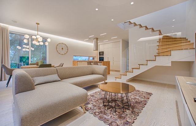 propojení kuchyně s obývacím pokojem je moderní
